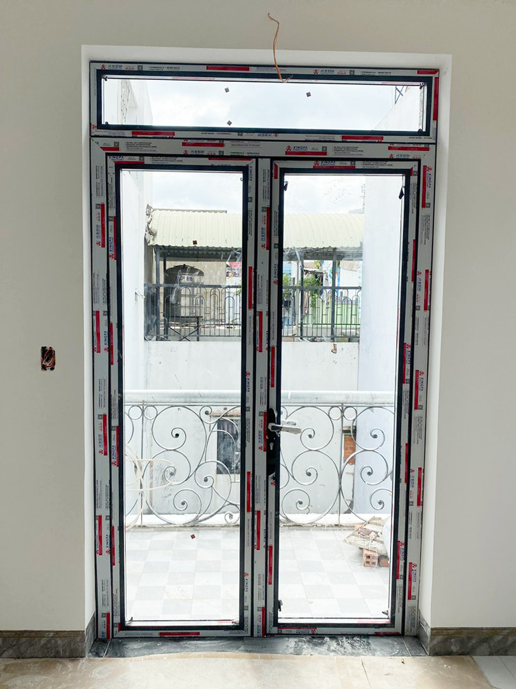 cua-di-nhom-xingfa-2-canh-mo-quay-he-55