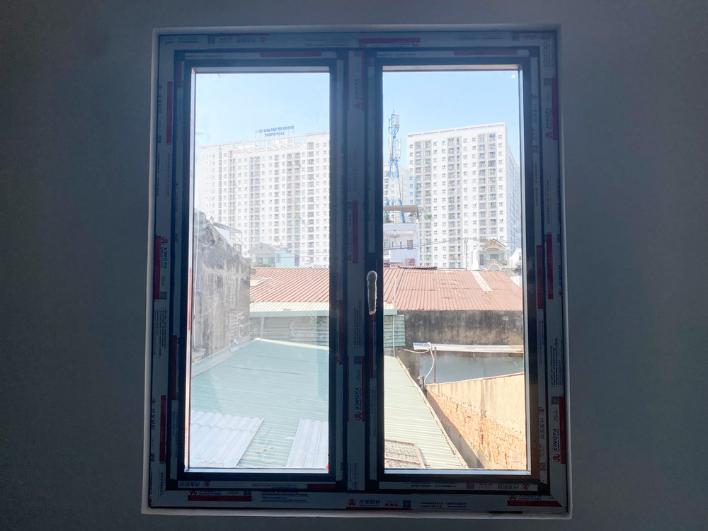 cua-so-nhom-xingfa-2-canh-mo-quay-he-55