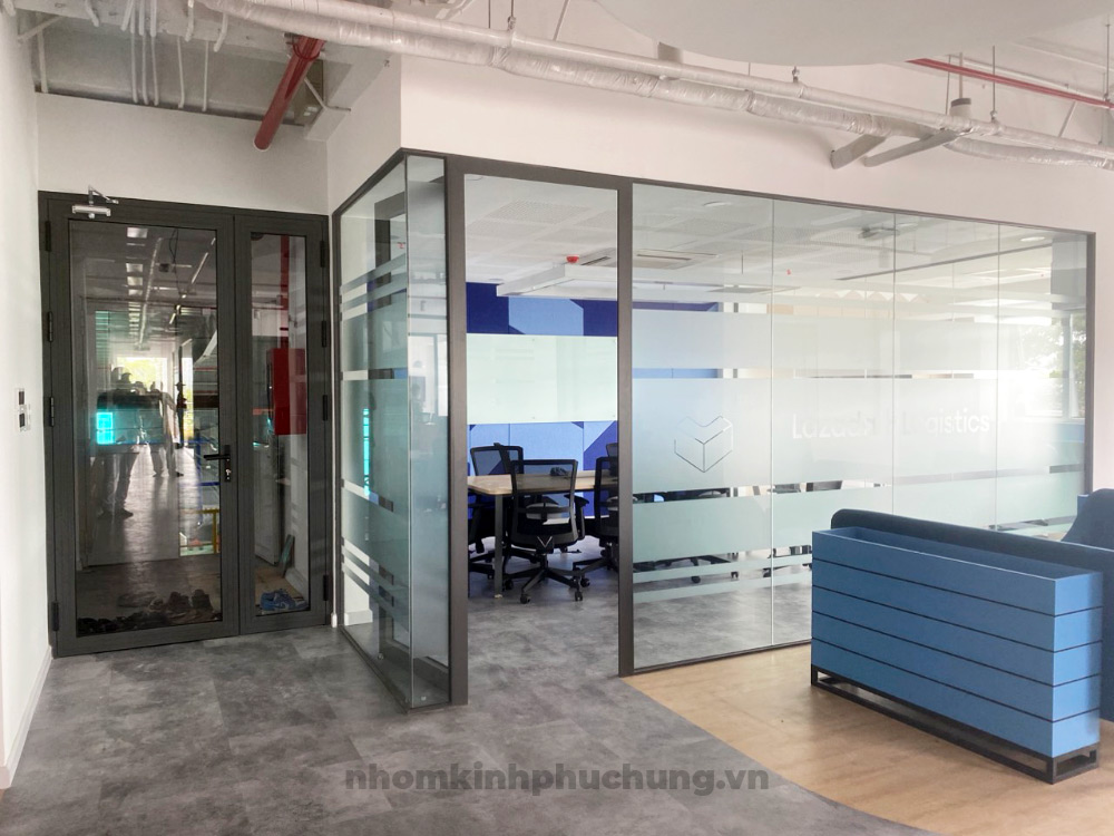 vach-ngan-van-phong-lam-viec-may-lanh-nhomkinhphuchung-3