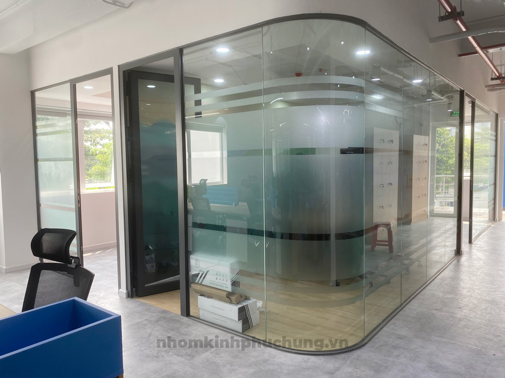 vach-ngan-van-phong-lam-viec-may-lanh-nhomkinhphuchung